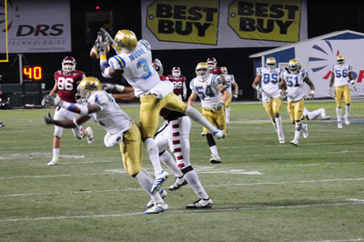 A football player jumps to catch the ball.